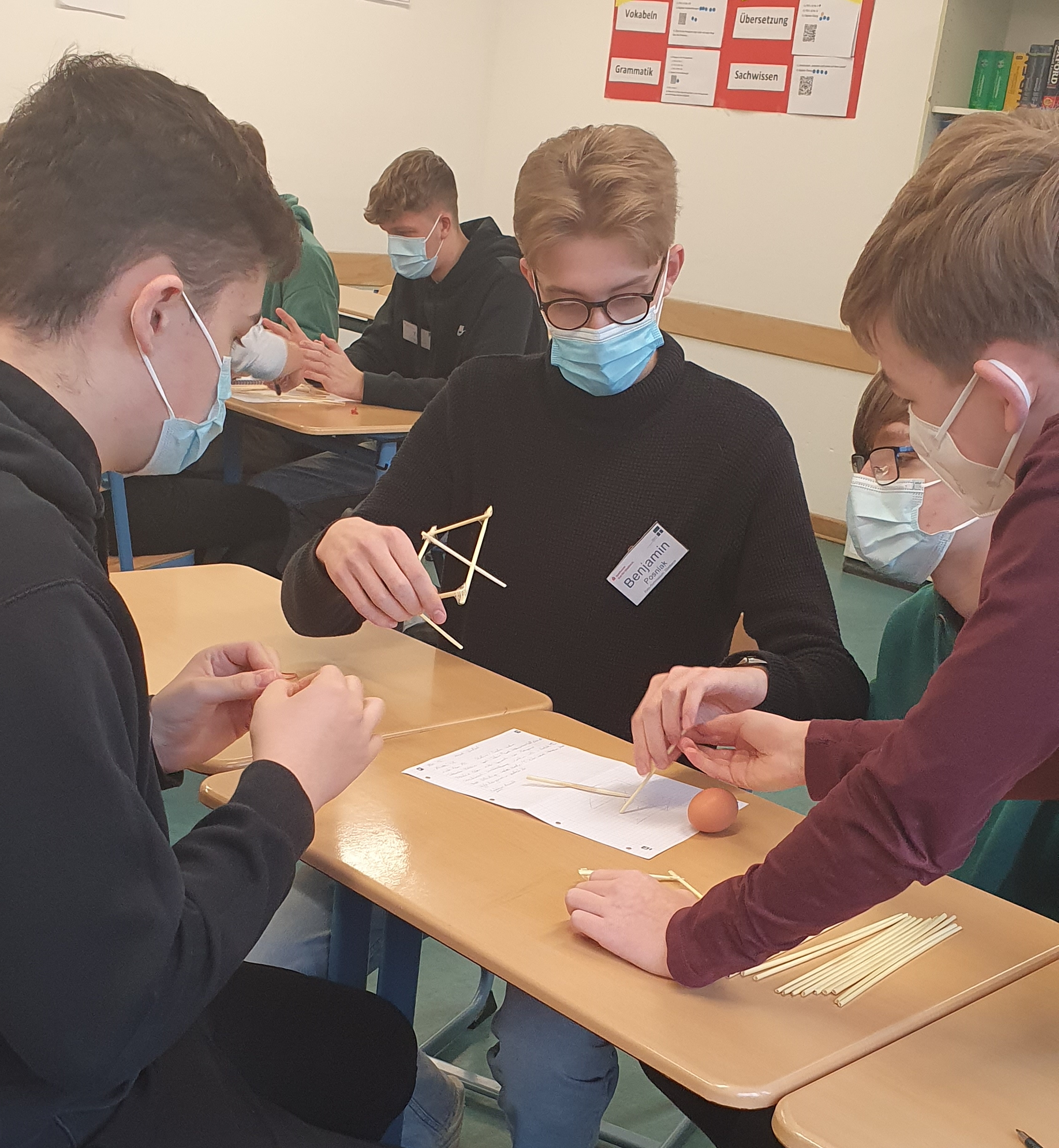Das Bild zeigt Schüler bei einer Gruppenarbeit.