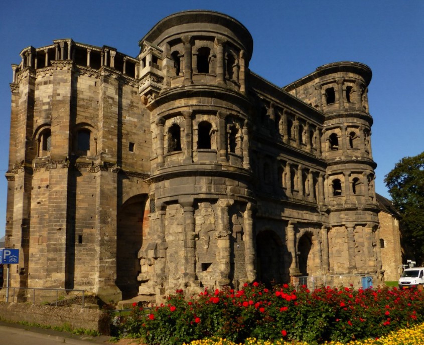 Das Bild zeigt die Porta Nigra in Trier.