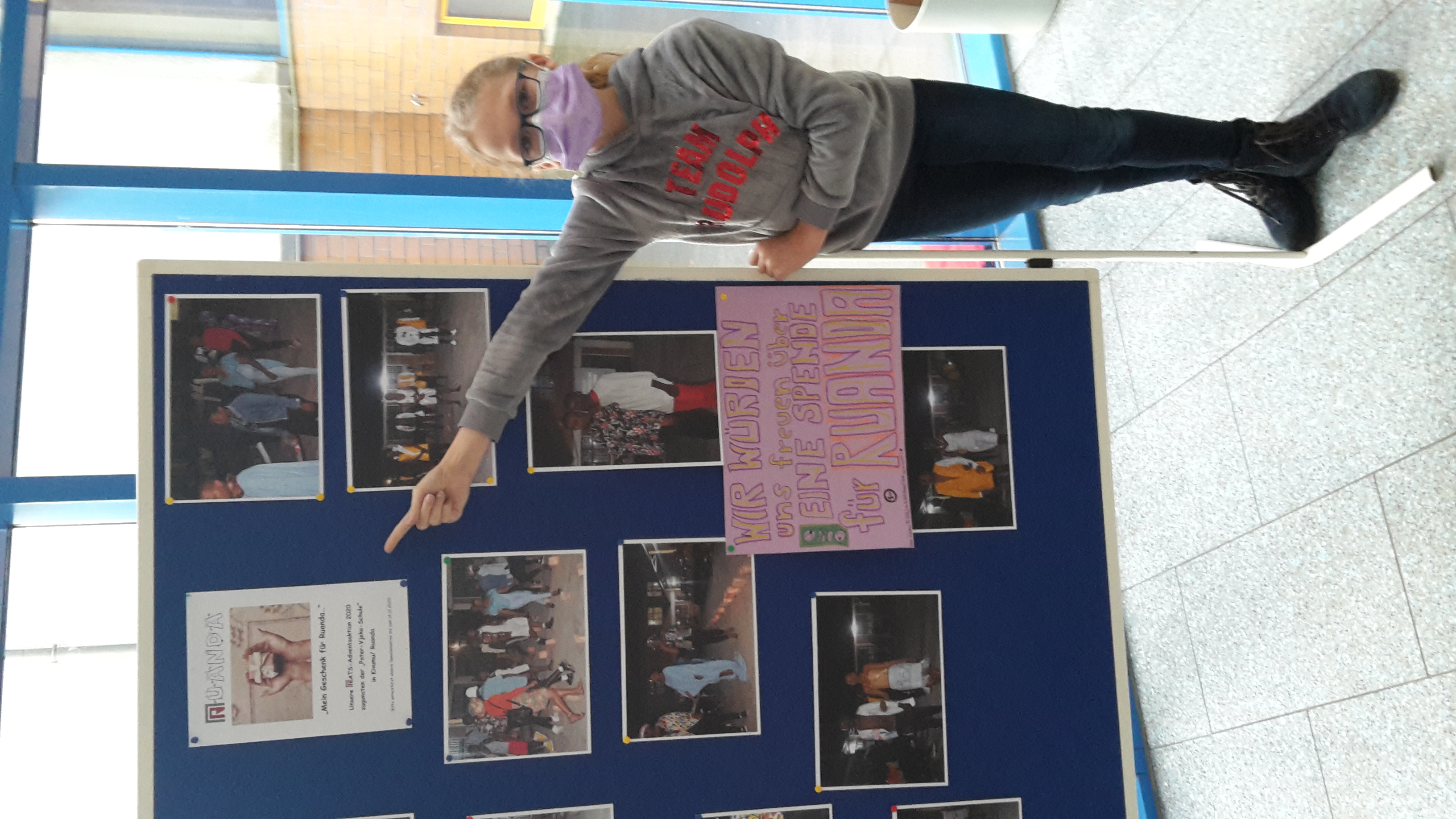 Das Bild zeigt eine Schülerin vor einer Stellwand, die das Projekt vorstellt.