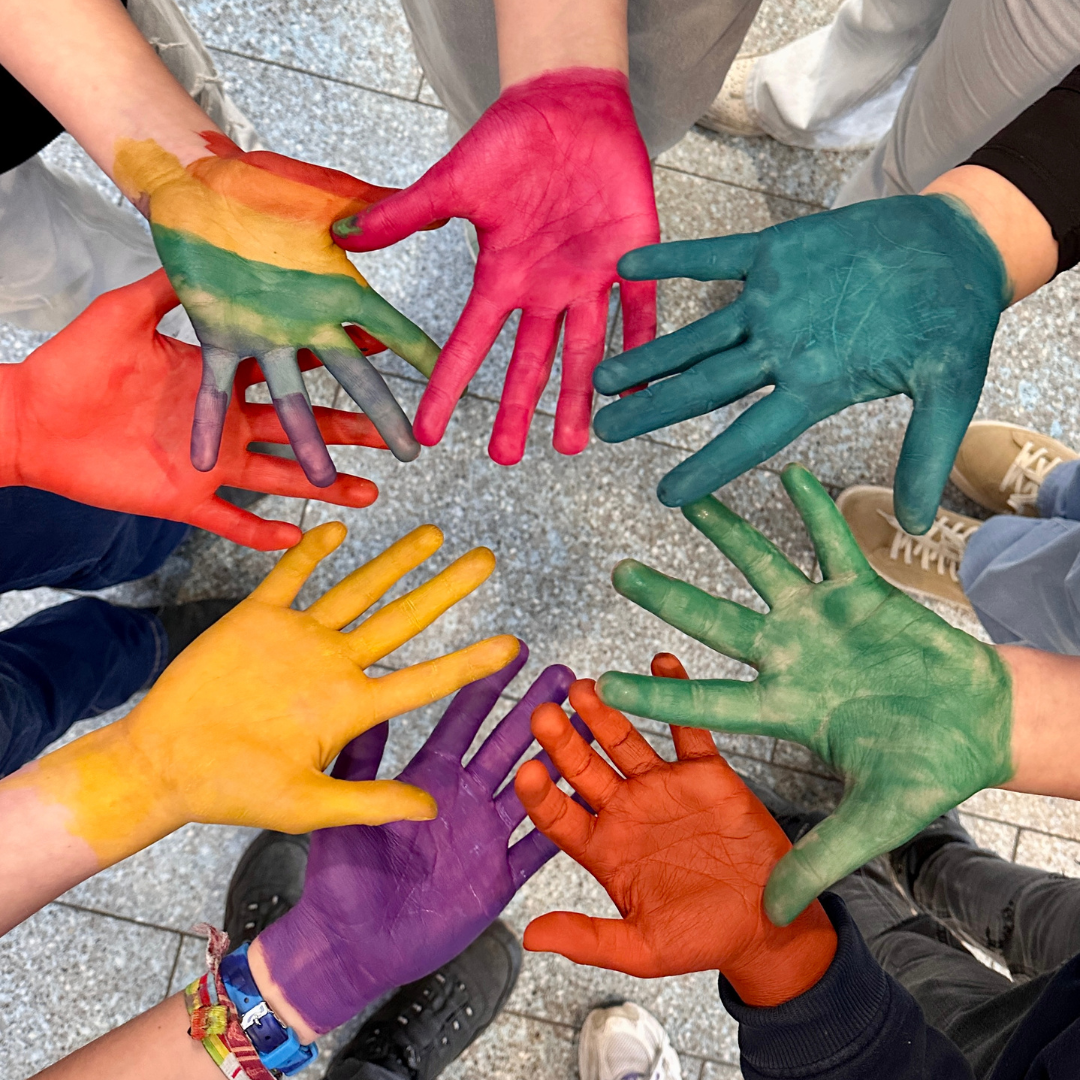 Das Bild zeigt verschiedenfarbige Hände.