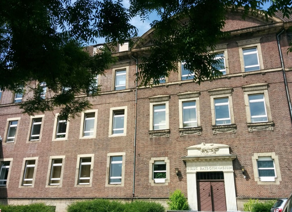 Das Bild zeigt die Fassade des Ratsgymnasiums.